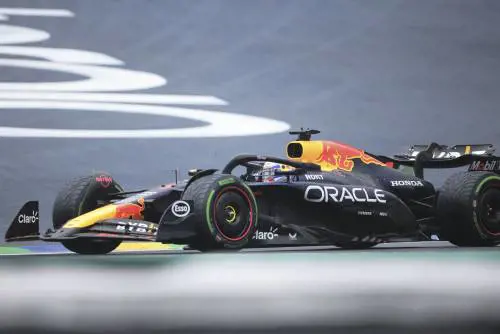 F1, fantastico Verstappen: trionfa in Brasile partendo 17°. Disastro Norris, Leclerc 5°