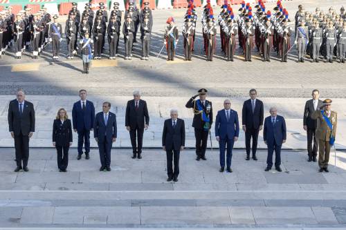 Meloni e Mattarella rendono onore alle Forze armate: "Meritano rispetto"