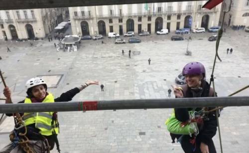 Attivisti di Extinction Rebellion arrampicati sulle impalcature di Palazzo Madama a Torino il 4 novembre