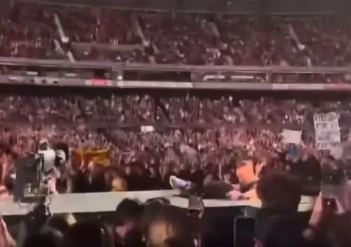 Chris Martin vola in una botola mentre canta. Lo spavento dei fan in Australia