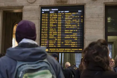 Treni, lo sciopero di venerdì 23: cosa c’è da sapere