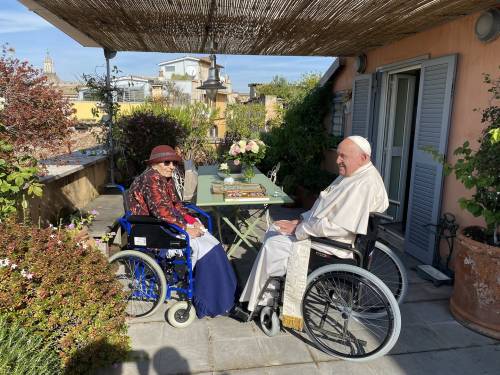 Il Papa a sorpresa dalla Bonino (con mazzo di rose e cioccolatini)