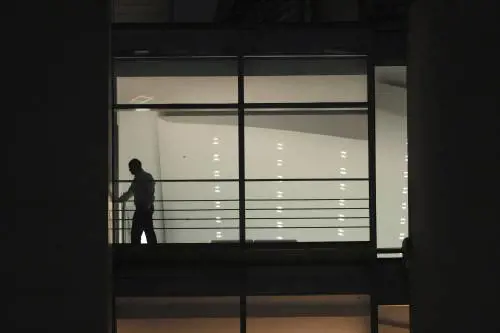 Olaf Scholz nel mezzo della crisi di governo fotografato negli uffici della cancelleria