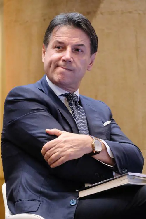 Conte sfida la fronda M5s: dobbiamo stare con il Pd