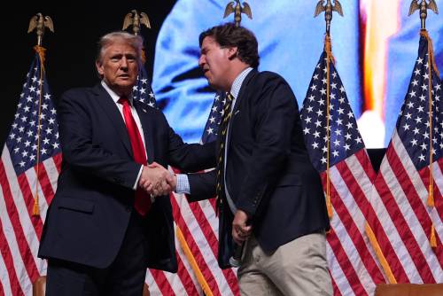 Trump con l'anchorman Tucker Carlson