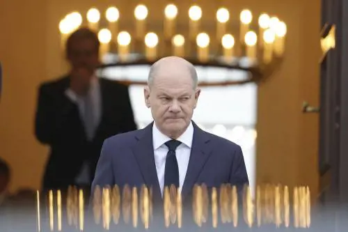 Berlino al voto a marzo. "Scholz? È uno scemo"