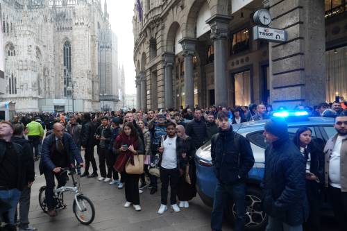 Milano, la colonna di fumo in centro nei pressi del Duomo