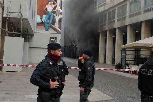 Milano, incendio nelle cantine dietro il Duomo: la colonna di fumo avvolge le guglie