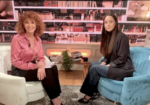 A destra Camilla Mancini negli studi del programma di tv 2000 condotto da Paola Salluzzi (a sinistra9 dove ha presentato il suo libro e raccontato la sua storia