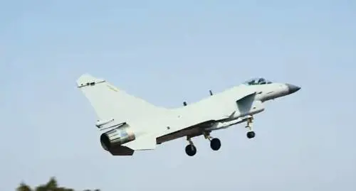 Pechino schiera il "sistema ABC": il piano con caccia, radar e aerei d'allarme