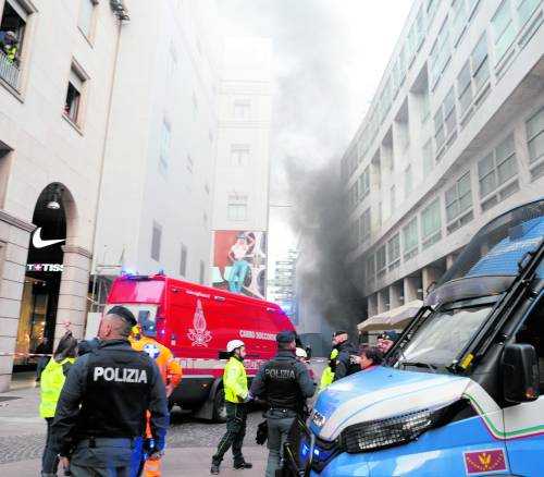 Fiamme, fumo e paura in corso Vittorio Emanuele