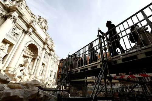 Grande bruttezza alla Fontana di Trevi (e c'è anche una piscinetta per le monetine)