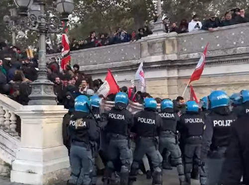 Il passante accerchiato e pestato, poi gli scontri con la polizia. Violenza antifascista a Bologna