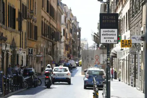 Targhe invisibili per autovelox e Ztl, la strategia per evitare le multe: ecco cosa si rischia 