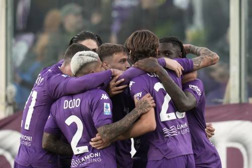 https://img.ilgcdn.com/sites/default/files/styles/md/public/foto/2024/11/10/1731278714-fiorentina-hellas-verona-celebrazione.jpg?_=1731278714