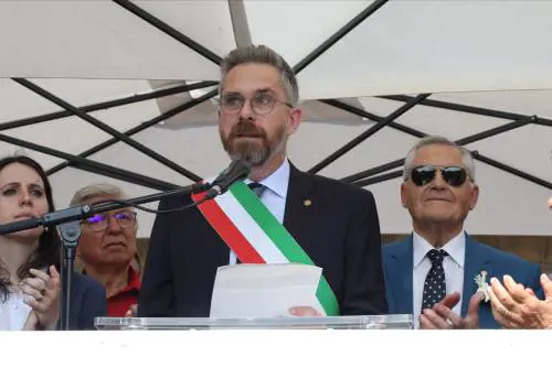 "Stop all'arabo a scuola, usato per insultare". L'attacco al sindaco Leopore dopo gli auguri di Ramadan