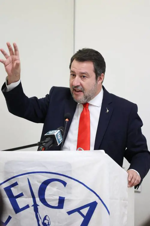 "Chiudere i centri sociali delle zecche"