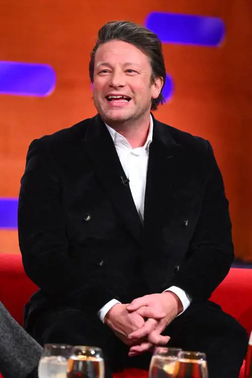 Nuova bufera sullo chef Jamie Oliver, ritirato il suo primo libro per bambini