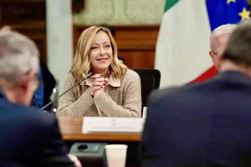 "Sostegno a imprese e giù le tasse. Basta soldi gettati dalla finestra". La ricetta di Meloni per la manovra