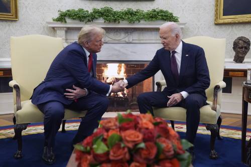 "La transizione sarà il più liscia possibile". L'incontro tra Trump e Biden alla Casa Bianca