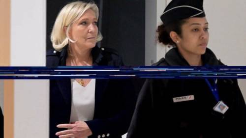 "Accanimento e vendetta". Chiesti cinque anni e l'ineleggibilità per Marine Le Pen