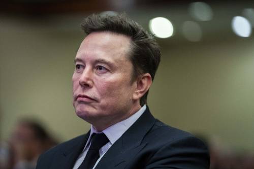 Musk starà piangendo, chiudete i centri sociali e Trump: quindi, oggi...