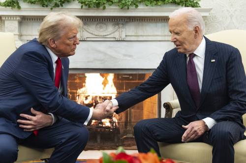 La stretta di mano Trump-Biden: "Transizione più fluida possibile"