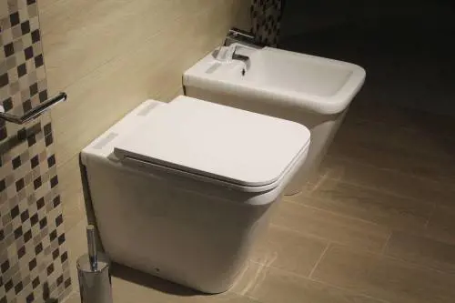 Restare troppo tempo sul water: ecco tutti i rischi delle "pause bagno"