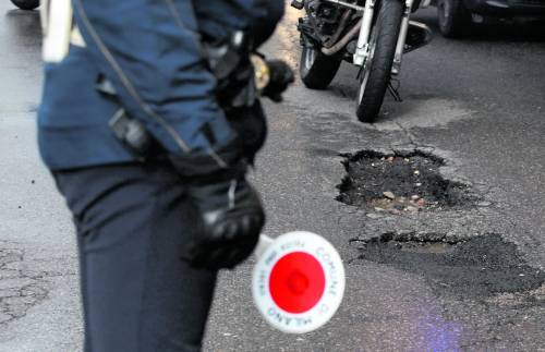 Manutenzione delle strade. È (solo) un tappare buche