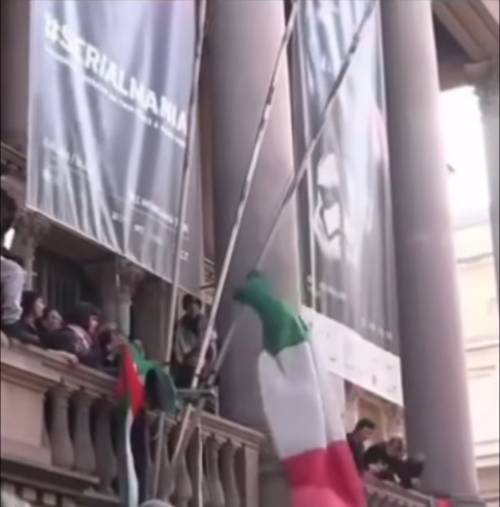 Lo sfregio dei pro Pal: così oltraggiano il tricolore 