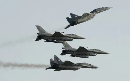 "Uno degli attacchi più grandi". Pioggia di fuoco sull'Ucraina. La Polonia mobilita i caccia