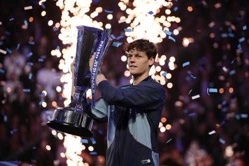 Sinner nell'Olimpo del tennis: batte Fritz ed è campione alle Atp Finals