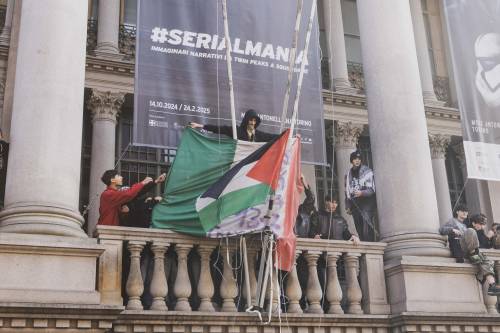 Pro Pal imbrattano, ammainano e tentano di bruciare la bandiera italiana per issare quella della Palestina