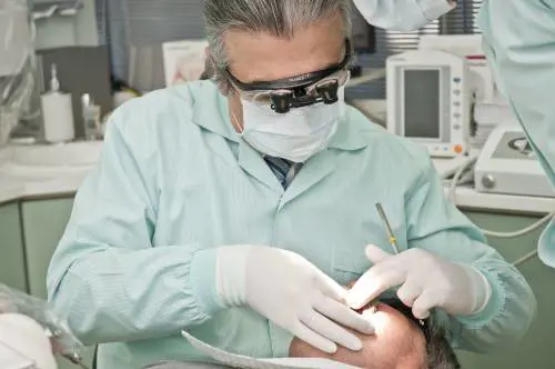 "Mi hanno tolto 11 denti sani in 4 ore". L'orrore dei dentisti sui pazienti