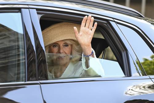 "Amatissima compagna". L'addio della regina Camilla alla sua cagnolina Beth 