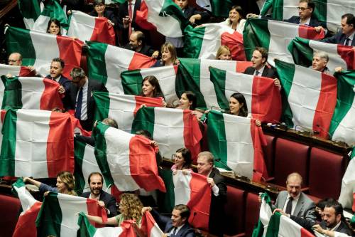 Autonomia, bagarre delle opposizioni tra inno e bandiere