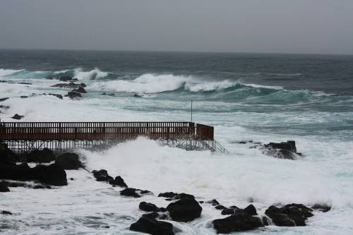 Maltempo, vento oltre 100 Km/h, mareggiate e prima neve: come cambia il meteo