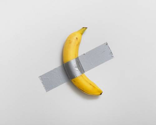 Venduta per 6,2 milioni di dollari la banana di Cattelan. "Nei prossimi giorni la mangerò"