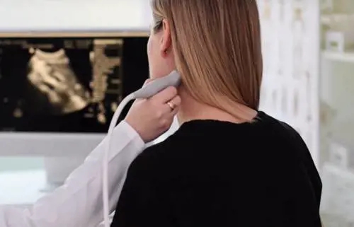 Problemi alla tiroide, come comportarsi a tavola per mantenerla in salute: i cibi consigliati e quelli da evitare
