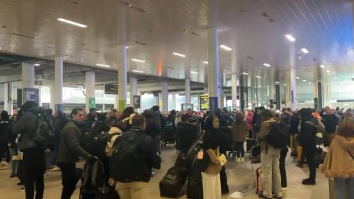 Allarme sicurezza a Londra: evacuato il terminal sud dell'aeroporto di Gatwick