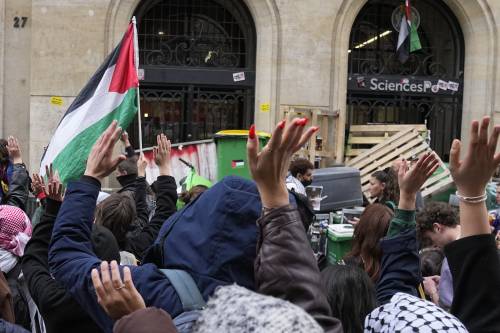 Francia, l'estrema sinistra vuol abolire l'apologia di terrorismo. Esplode la polemica