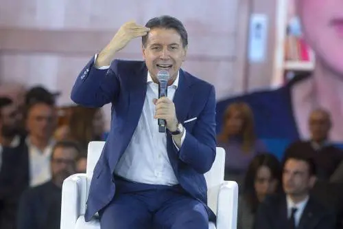 Conte cerca spazi fra populisti e putiniani. E sogna la parola "Pace" nel nuovo simbolo