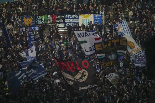 Trasferta ad Amsterdam vietata ai tifosi della Lazio. Il caso diventa politico