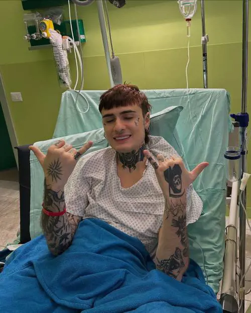  "Sono stati anni difficili". Rosa Chemical ricoverato, le foto dopo l'operazione