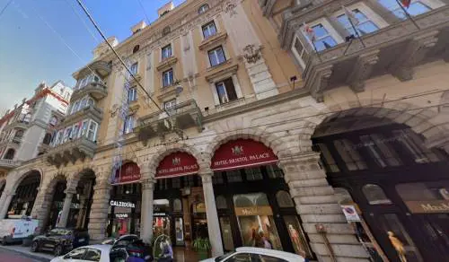 Furto alla "Lupin" da 200mila euro a Genova: ladro in giacca e cravatta deruba la principessa Orsini