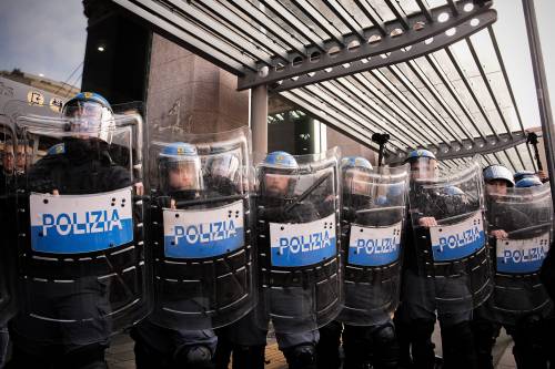 Torino, scontri fra antagonisti e polizia