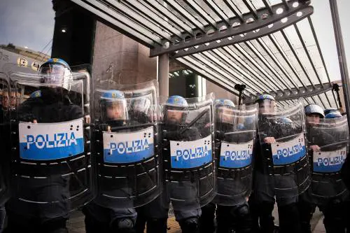 Torino, scontri fra antagonisti e polizia