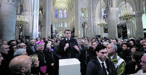 Macron svela Notre Dame per coprire i suoi guai: a rischio se cade il governo