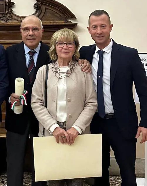 A destra Nicolò Naclerio, Capogruppo Fratelli d’Italia Consiglio Comunale Città di Vicenza, il giorno in cui è stata conferita la cittadinanza onoraria al Caporal maggiore Matteo Miotto. Vicino a lui i genitori del Caporale, Anna e Franco