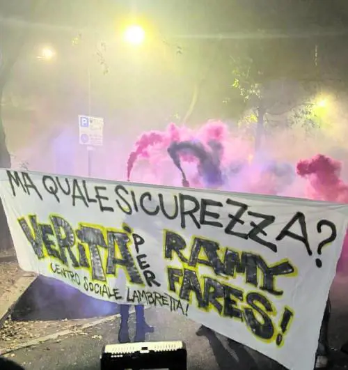 Corvetto, fiaccolata per Ramy. E il quartiere ora fischia il Pd
